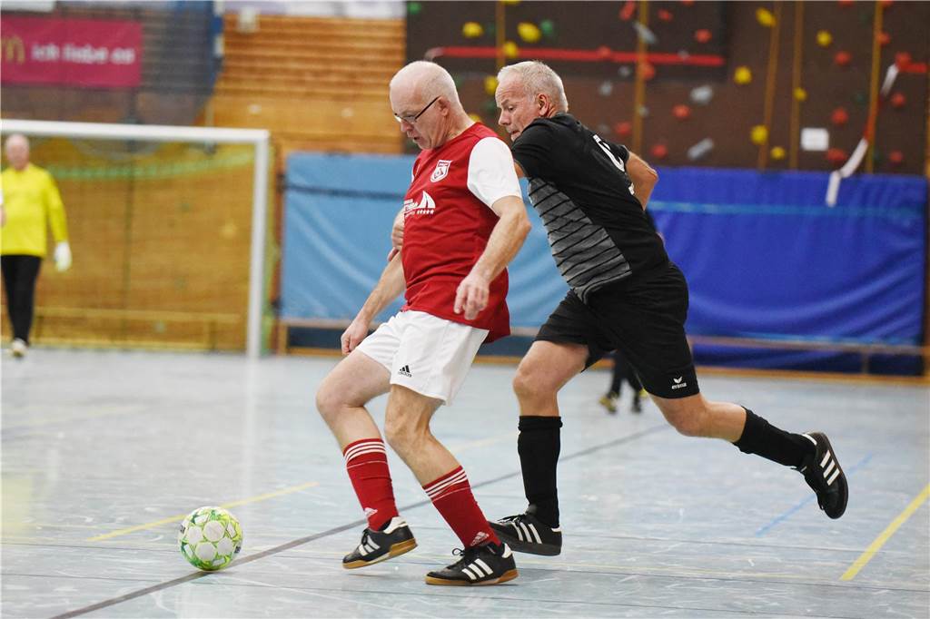 Bei der Ü40-Hallenfußballstadtmeisterschaft setzte sich der TuS Sythen durch.