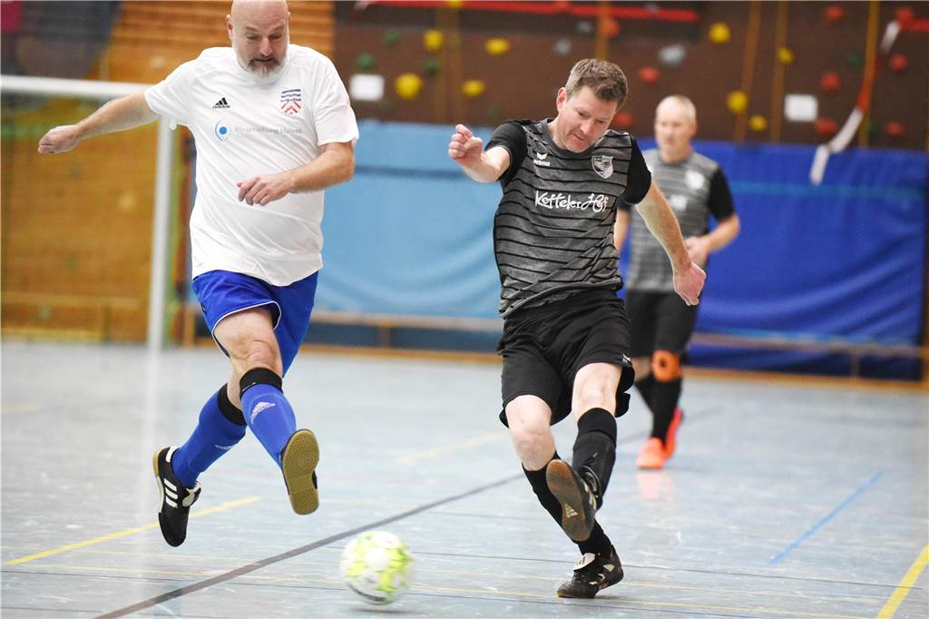 Bei der Ü40-Hallenfußballstadtmeisterschaft setzte sich der TuS Sythen durch.