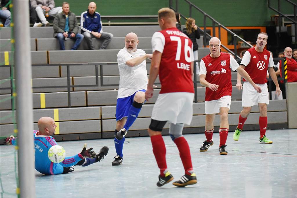 Bei der Ü40-Hallenfußballstadtmeisterschaft setzte sich der TuS Sythen durch.