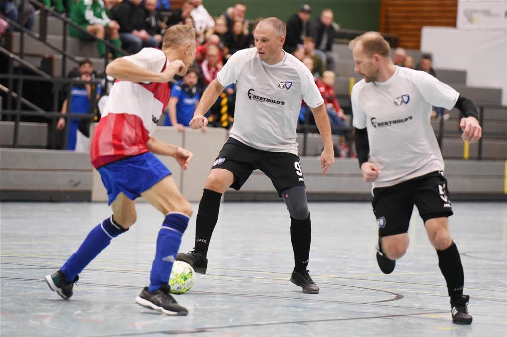 Bei der Ü40-Hallenfußballstadtmeisterschaft setzte sich der TuS Sythen durch.