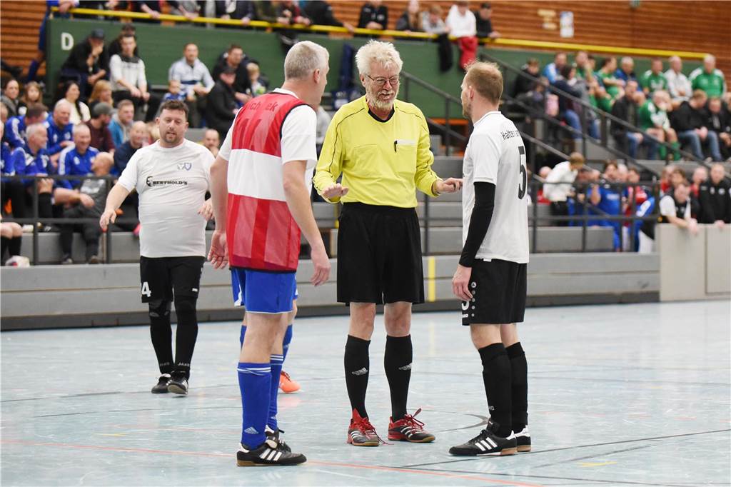 Bei der Ü40-Hallenfußballstadtmeisterschaft setzte sich der TuS Sythen durch.