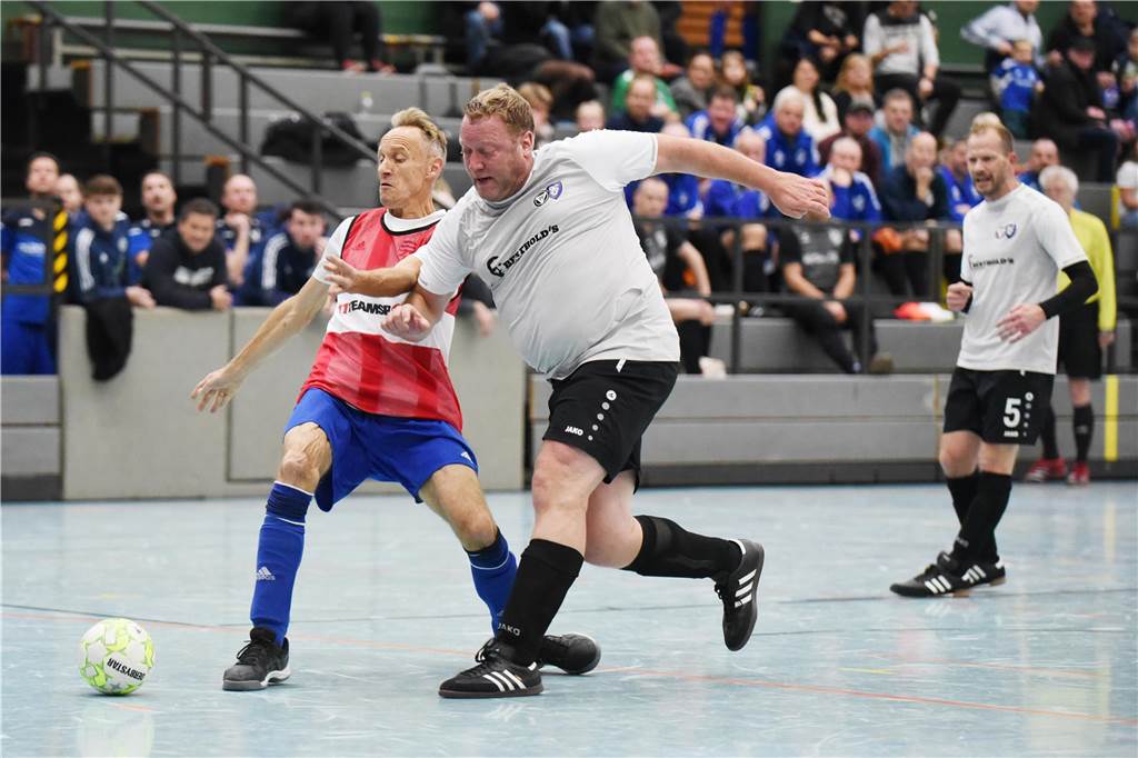 Bei der Ü40-Hallenfußballstadtmeisterschaft setzte sich der TuS Sythen durch.
