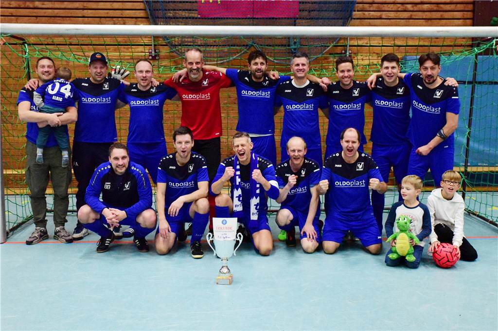 Bei der Ü40-Hallenfußballstadtmeisterschaft setzte sich der TuS Sythen durch.