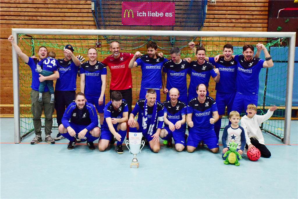 Bei der Ü40-Hallenfußballstadtmeisterschaft setzte sich der TuS Sythen durch.