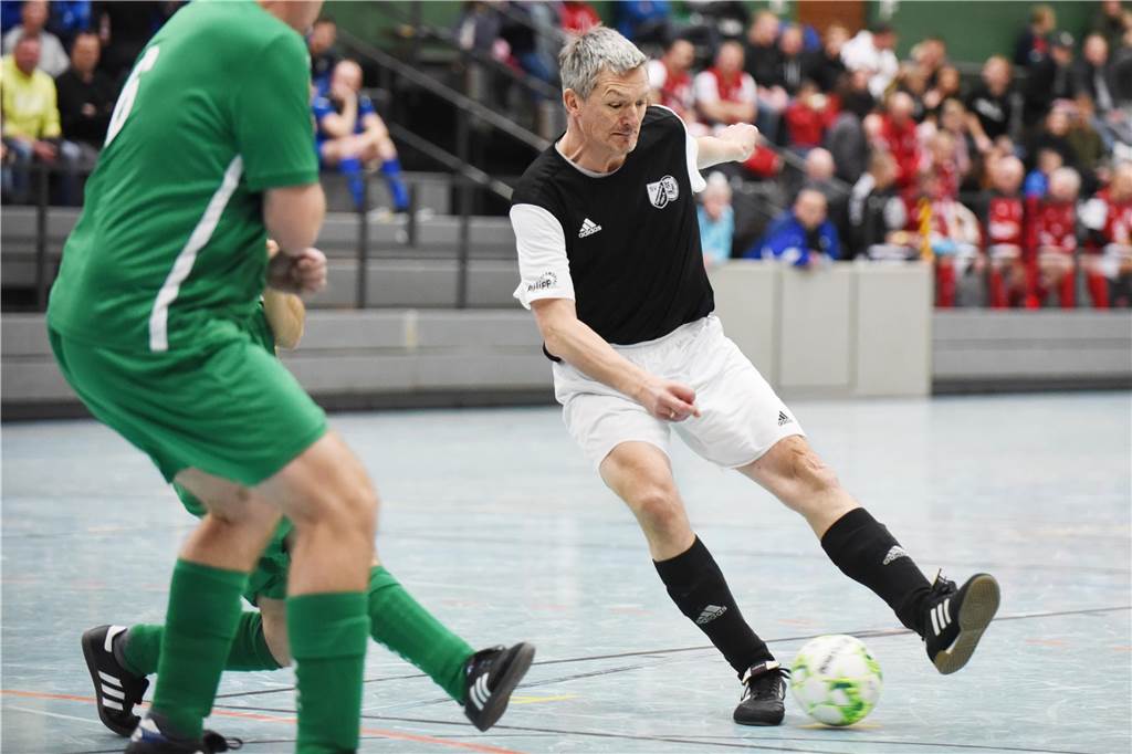 Bei der Ü40-Hallenfußballstadtmeisterschaft setzte sich der TuS Sythen durch.