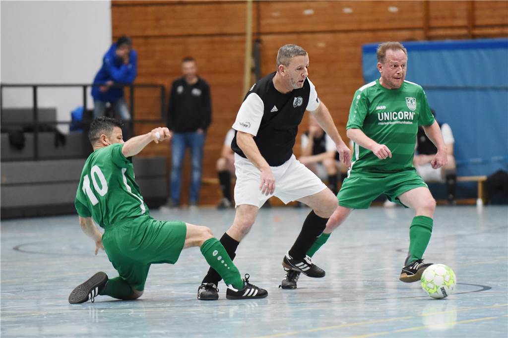 Bei der Ü40-Hallenfußballstadtmeisterschaft setzte sich der TuS Sythen durch.