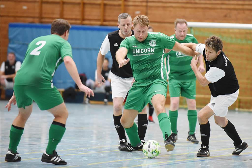 Bei der Ü40-Hallenfußballstadtmeisterschaft setzte sich der TuS Sythen durch.