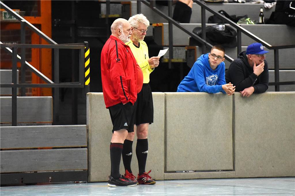 Bei der Ü40-Hallenfußballstadtmeisterschaft setzte sich der TuS Sythen durch.