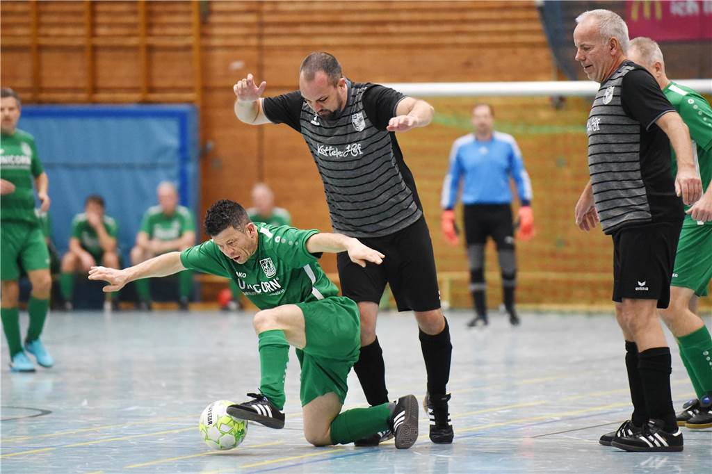 Bei der Ü40-Hallenfußballstadtmeisterschaft setzte sich der TuS Sythen durch.