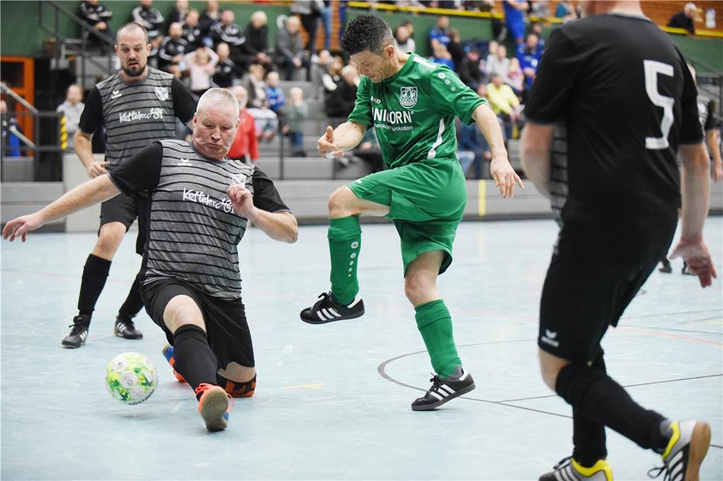 Bei der Ü40-Hallenfußballstadtmeisterschaft setzte sich der TuS Sythen durch.