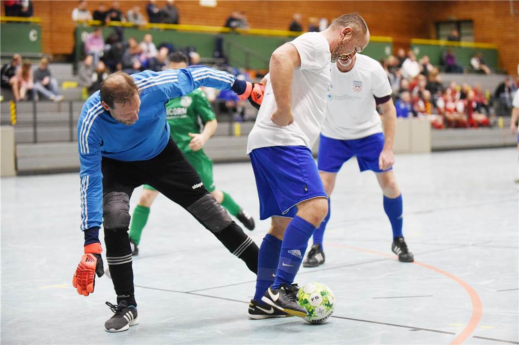 Bei der Ü40-Hallenfußballstadtmeisterschaft setzte sich der TuS Sythen durch.