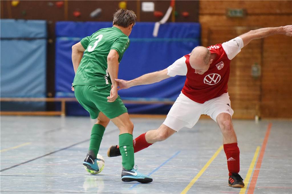 Bei der Ü40-Hallenfußballstadtmeisterschaft setzte sich der TuS Sythen durch.