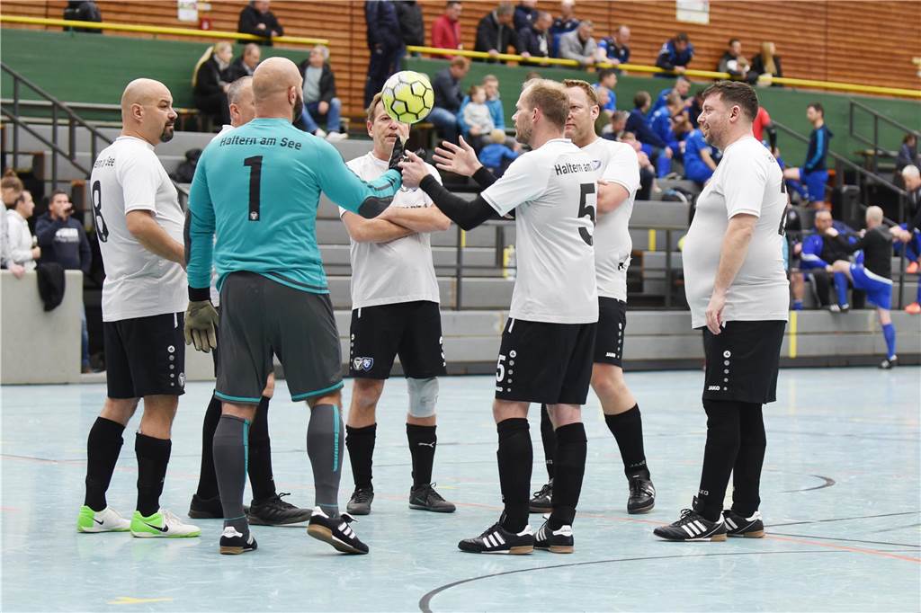 Bei der Ü40-Hallenfußballstadtmeisterschaft setzte sich der TuS Sythen durch.