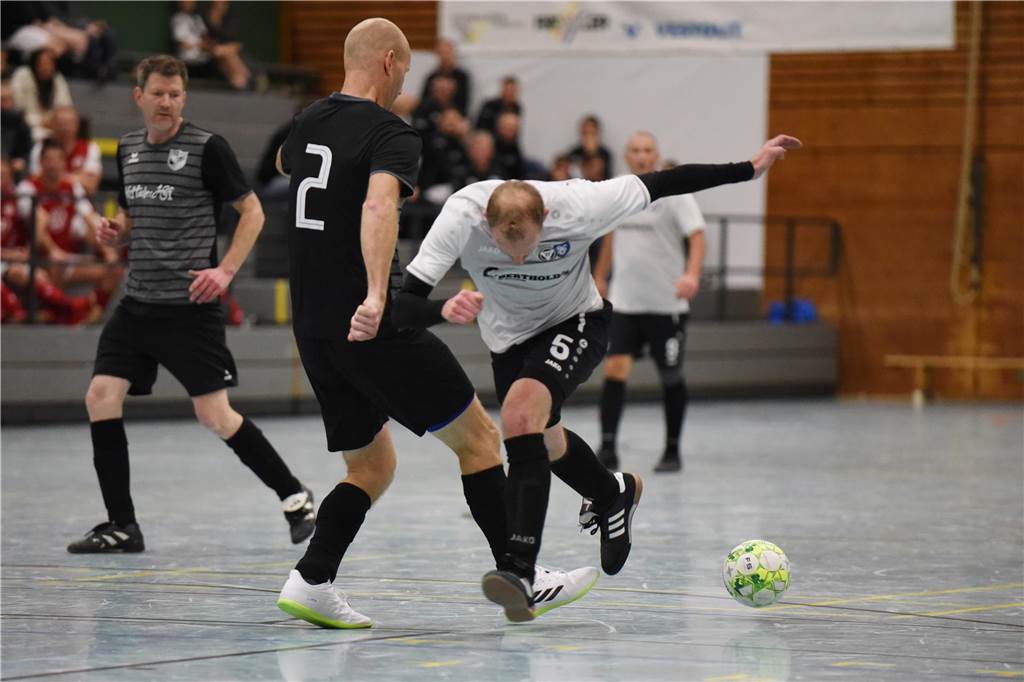 Bei der Ü40-Hallenfußballstadtmeisterschaft setzte sich der TuS Sythen durch.