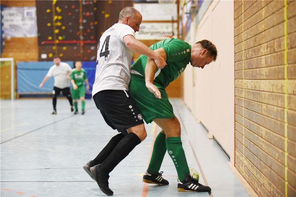 Bei der Ü40-Hallenfußballstadtmeisterschaft setzte sich der TuS Sythen durch.