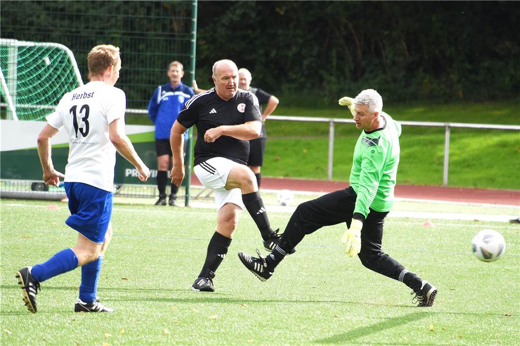 Bei der Ü40-Stadtmeisterschaft hat sich das Team des TuS Haltern im Elfmeterschießen gegen den TuS Sythen durchgesetzt und den Titel geholt.