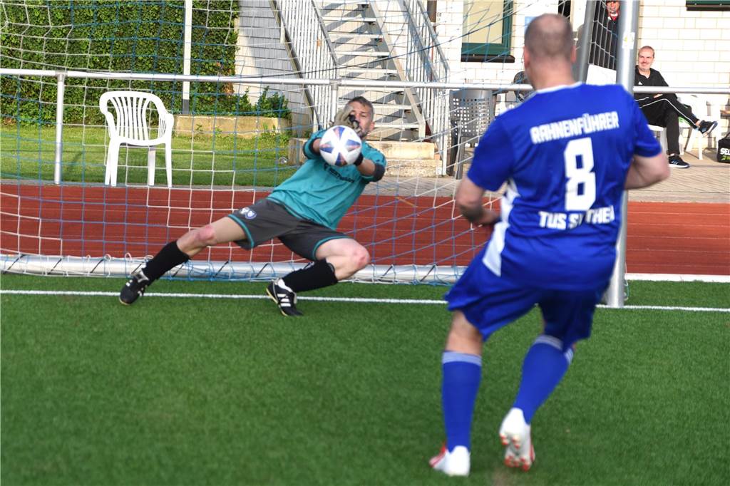 Bei der Ü40-Stadtmeisterschaft hat sich das Team des TuS Haltern im Elfmeterschießen gegen den TuS Sythen durchgesetzt und den Titel geholt.