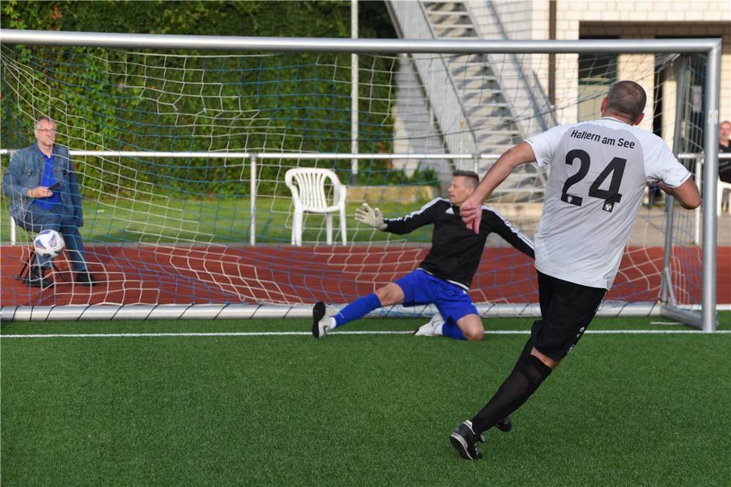 Bei der Ü40-Stadtmeisterschaft hat sich das Team des TuS Haltern im Elfmeterschießen gegen den TuS Sythen durchgesetzt und den Titel geholt.