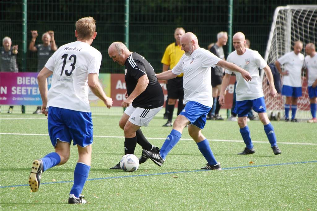 Bei der Ü40-Stadtmeisterschaft hat sich das Team des TuS Haltern im Elfmeterschießen gegen den TuS Sythen durchgesetzt und den Titel geholt.