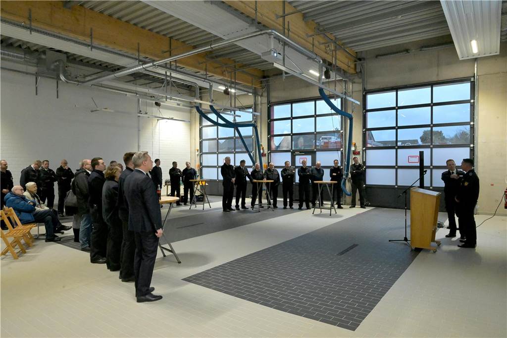 Übergabe Gerätehaus an den Löschzug Niederaden mit zwei Jahren Verspätung Vertreter aus der Politik feiern die Übergabe des neuen Feuerwehrgerätehauses in Niederaden