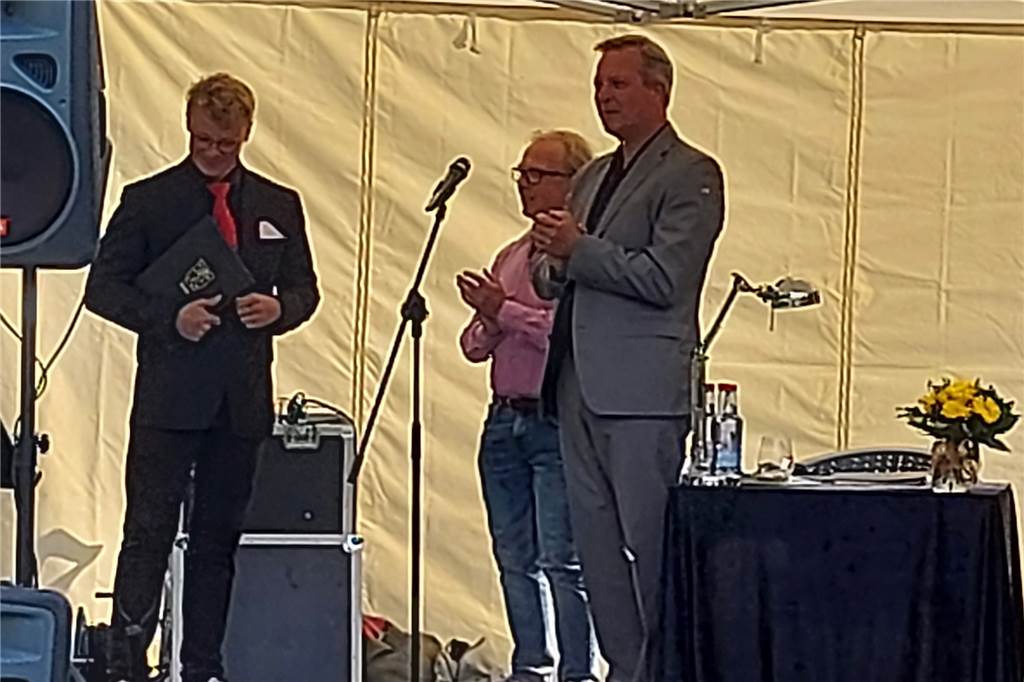 Bei der Überreichung des Förderpreises am Sonntag: (v.l.) Tillmann Sancken, Jochen Otto, Vorsitzender der Kulturpreis-Jury, und Bürgermeister Jürgen Kleine-Frauns.