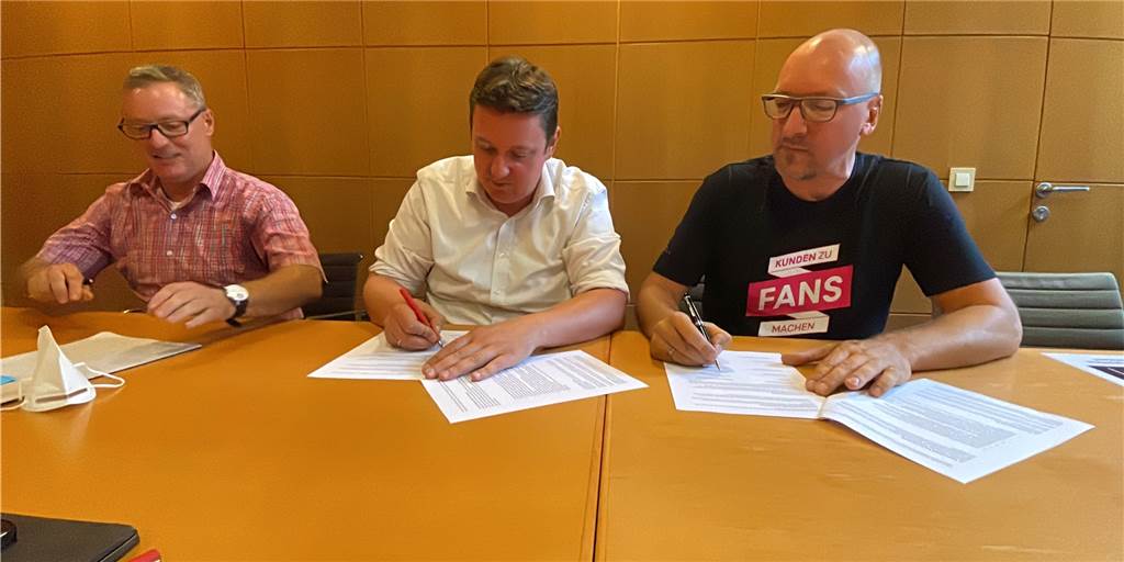 Zwei Castrop-Rauxeler Dörfer bei Glasfaser außen vor – aber wohl nur vorerst Bei der Unterschrift der Kooperationsvereinbarung: Stadt und Deutsche Telekom arbeiten beim Glasfaser-Ausbau künftig eng zusammen. Bis 2026 sollen 35.000 Haushalte ans ultraschnelle Netz angeschlossen sein. Die Telekom-Mitarbeiter Frank Neiling (l.), Sascha Koch (r.) und Bürgermeister Rajko Kravanja sind zufrieden.