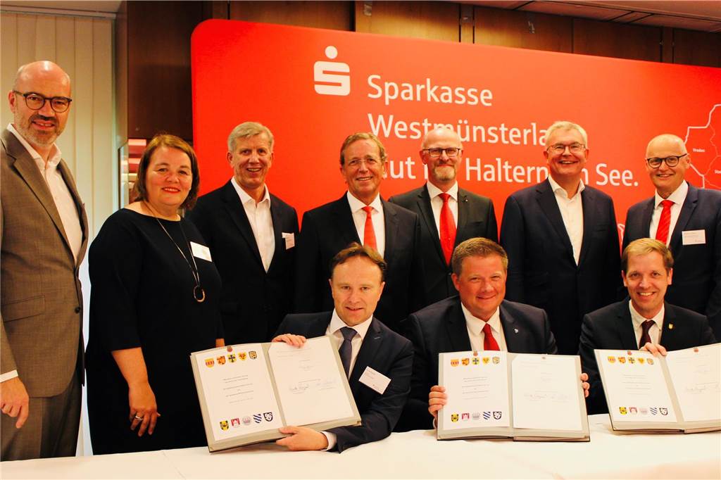 Fusionsvertrag unterzeichnet: Sparkasse Westmünsterland wächst durch Fusion weiter Vertragsunterzeichnung bei der Fusion der Sparkasse Haltern mit der Sparkasse Westmünsterland