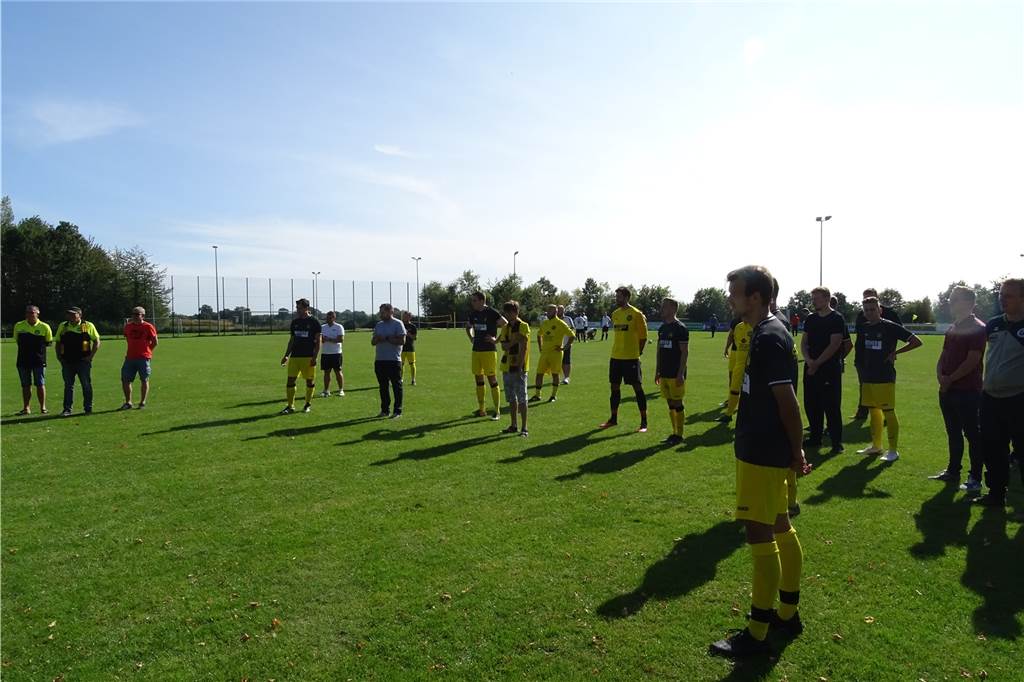 Nach brutalem Foul gehörte Munir Quinna zur Corona-Risikogruppe und schwebte in Lebensgefahr Bei der Verabschiedung stellte sich die Mannschaft des SC Capelle im Halbkreis auf, um Munir Quinna zu ehren.