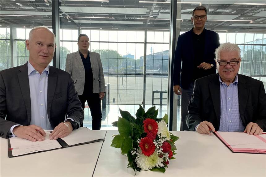 Bei der Vertragsunterzeichnung Marcus Polle (l.) und Roland Spieß (r.) mit Gesundheitsdezernentin Birgit Zoerner und Oberbürgermeister Thomas Westphal. 