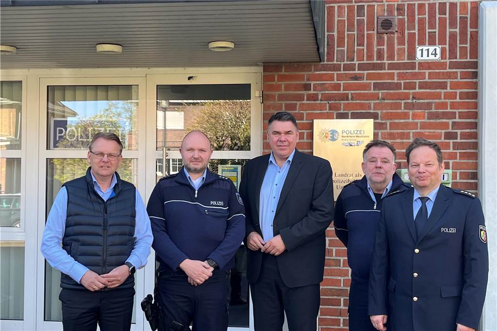 Stefan Süß ist neuer „Dorfsheriff“ für Bork: Auch beim Einkaufen in Kontakt Bei der Vorstellung des neuen Bezirksbeamten Stefan Süß (2.v.l.) gratulierten (v.l.): Bürgermeister Thomas Orlowski, Landrat Mario Löhr, Karlheinz Bliecke (Leiter Bezirksdienst) und Torsten Juds (Abteilungsleiter Polizei der Kreispolizeibehörde).