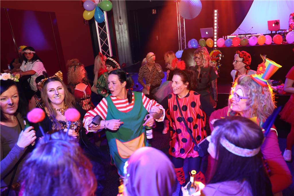 Weiberfastnacht feiern im Lükaz in Lünen: Wir verlosen Freikarten Frauen tanzen im Lükaz