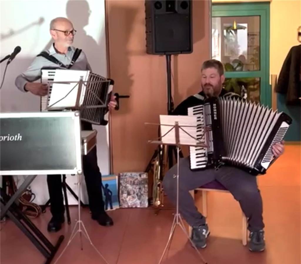 Musiker Wolfgang Korioth und Stefan Neus spielen gemeinsam Akkordeon.
