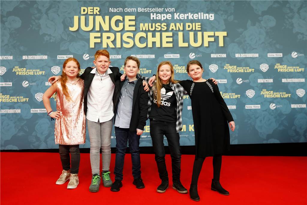 Im Kino spielt die Halternerin Finja Junietz die Freundin des jungen Hape Kerkeling Bei der Weltpremiere des Films in Essen traf Finja Junietz (4.v.l.) neben Julius Weckauf (Mitte) auch die anderen Kinderdarsteller wieder.