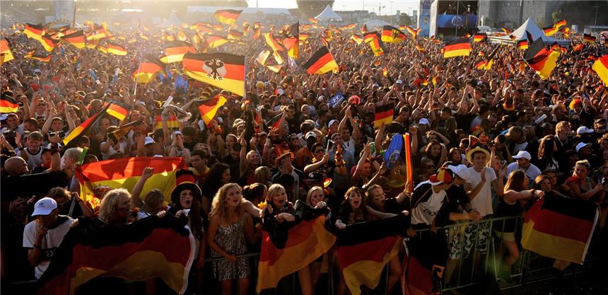 Bei der WM 2014 fiebert die ganze Welt mit ihren Teams: Auch in Deutschland ist Public Viewing ein muss. 