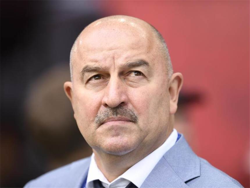 Trainer Tschertschessow bleibt Russlands WM-Hoffnung Bei der WM 2018 muss der bärbeißige Stanislaw Tschertschessow Farbe bekennen, und zeigen ob er sich als Trainer der Sbornaja bewährt. Foto: Marius Becker
