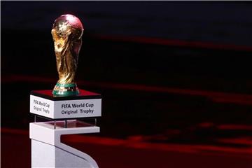 Bei der WM 2022 in Katar könnten 48 Teams um den Pokal kämpfen. Foto: Christian Charisius
