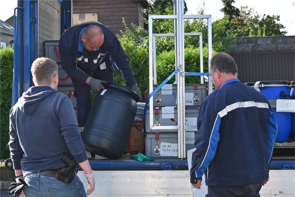 Sprengstoff-Razzia auch in Dorsten: Chemikalien und illegale Waffen Im August 2019 fuhr die Razzia-Kolonne in Rhade vor.