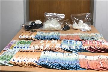 Bei der Wohnungsdurchsuchung stellte die Polizei Bargeld und Drogen sicher.