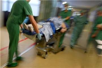 Bei der Wundbehandlung im Krankenhaus kommt oft die Vakuum-Methode zum Einsatz. Ob sie einen besseren Nutzen hat als andere Wundtherapien, ist laut Prüfinstitut aber offen. Foto: Felix Kästle