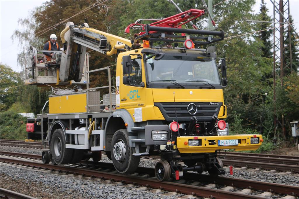 Bei der zweiwöchigen Streckensperrung im Oktober setzte die Bahn Spezial-Fahrzeuge ein, die auf Schienen fahren konnten. Damit wurde unter anderem neue Oberleitungen gezogen. Damit können ICE, die über Kamen nach Dortmund fahren, ihr Tempo künftig auf 200 steigern.