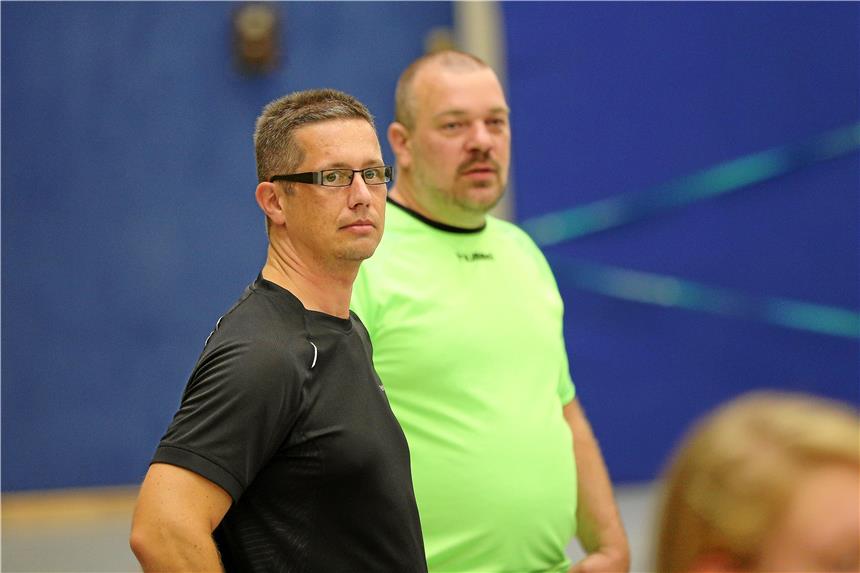 Christian Becker neuer Chef der TuS-Handballer Bei diesem Archivbild standen sie gemeinsam an der Linie: der bisherige Vorsitzende Ralf Utech (vorne) und der neue Chef der TuS-Handballer, Christian Becker.