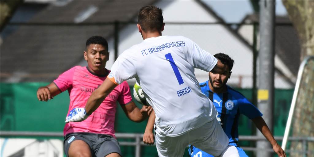 Westfalenliga: Wacker Obercastrop spielt lange in Unterzahl - FC Brünninghausen tut sich schwer Bei diesem Zweikampf mit Yogan Astacio (l) zog sich Brünninghausens Keeper Leon Broda (helles Hemd) eine Verletzung zu und musste behandelt werden. Er konnte allerdings weiterspielen.