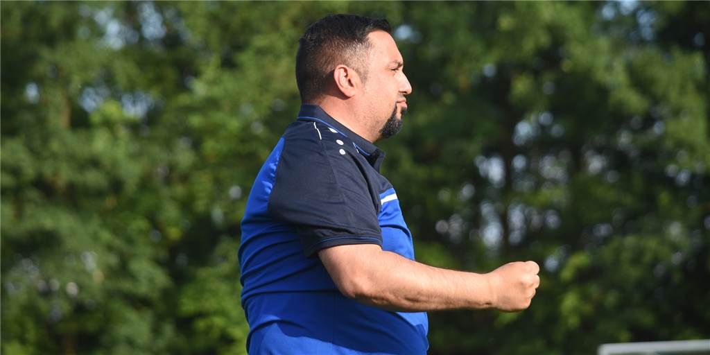 Acht Neuzugänge! VfL Kamen rüstet auf für die Bezirksliga: Ex-Profi und Regionalligaspieler kommen Bei diesen Neuzugängen darf man mal die Faust ballen: VfL Kamens Trainer Emre Aktas darf sich auf namhafte Verstärkung freuen.