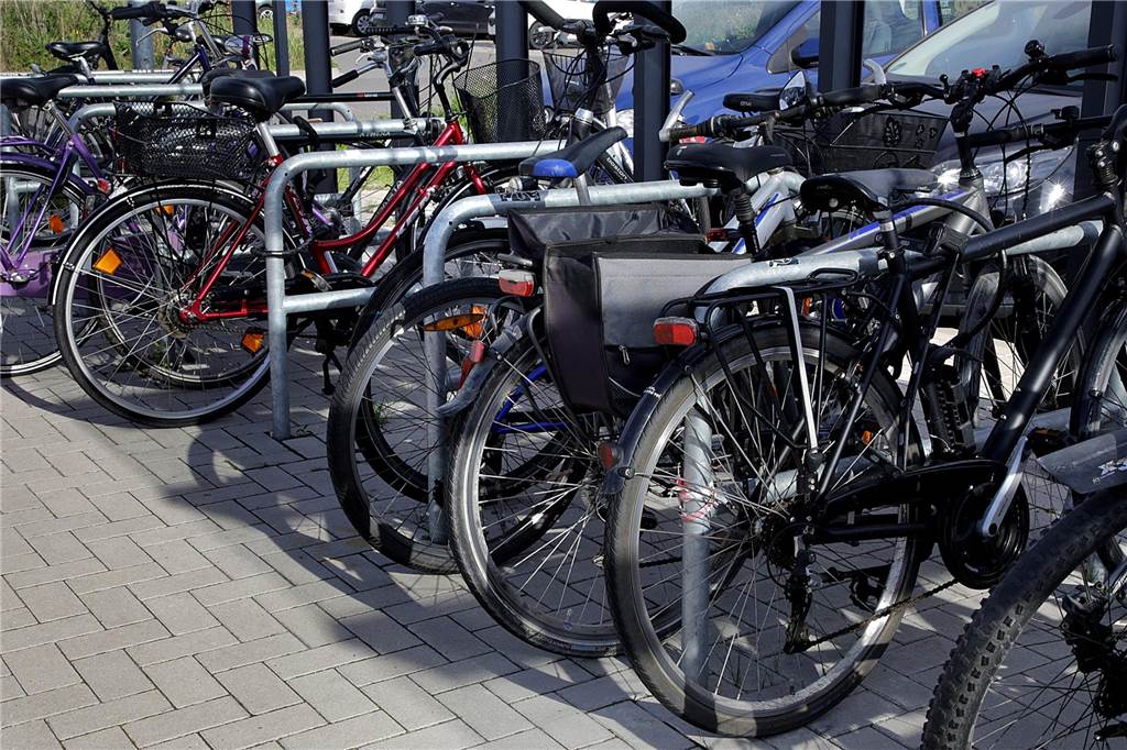 Pendler-Ärger über fehlende Rad-Stellplätze: Stadt plant Erweiterung Die Fahrradstellplätze am P + R Parkplatz Ikenkamp