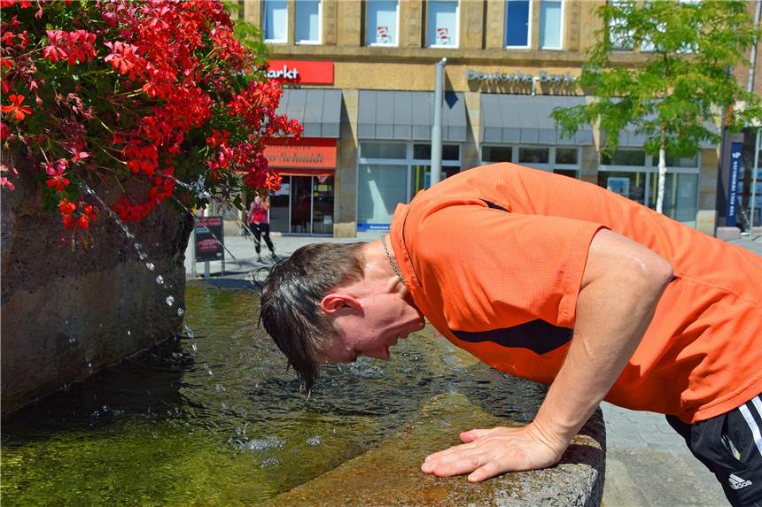 Bei dieser Hitze sehnt man sich nach jeder Erfrischung. Diese Frau holte sie sich gestern am frühen Nachmittag im Reiterbrunnen am Castroper Markt.