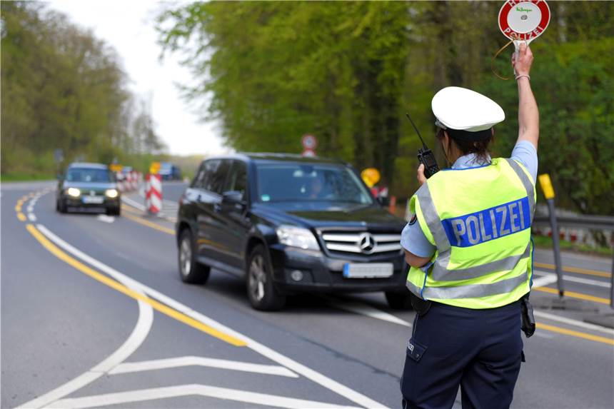 Überraschendes Ergebnis bei Drogenkontrolle auf der Hörder Straße Bei dieser Kontrolle am Freischütz (Archivfoto) hielten die Beamten Ausschau nach Handys am Steuer. Am Montagabend kontrollierte die Polizei 40 Fahrzeuge auf der Hörder Straße in Richtung Innenstadt.