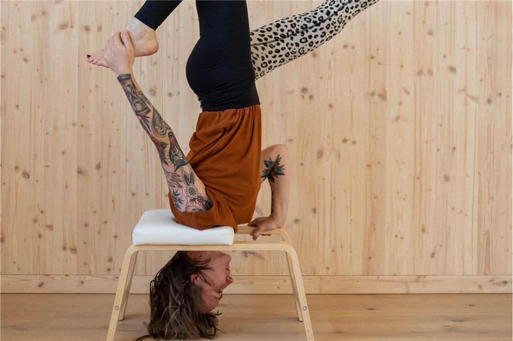 Mit 2G-Plus: SV Heek geht mit speziellem Yoga-Workshop neuen Weg Bei dieser speziellen Art des Yogas kommt ein Hocker zum Einsatz.