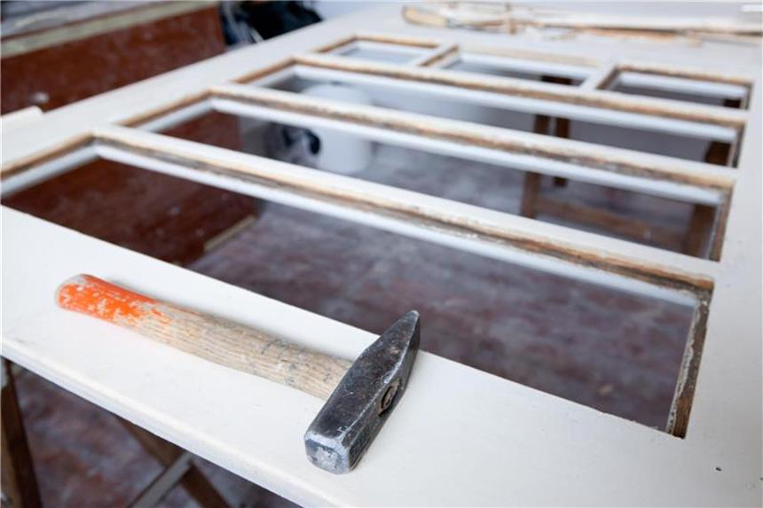 Hilfreiche Tipps zum Aufbereiten von Türen Bei dieser Tür muss nur noch das Glas sowie die Füllung erneuert werden - dann ist sie wieder fast wie neu. Foto: Kai Remmers