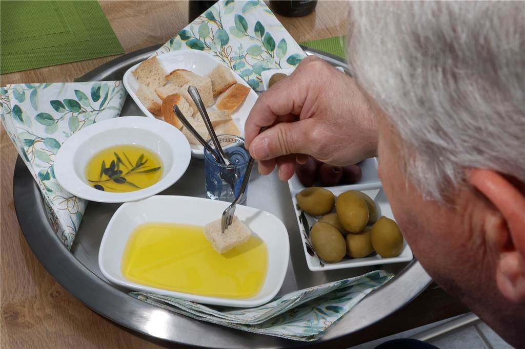 Bergkamener Dimitrios Mitrenas produziert Olivenöl in Griechenland Dimitrios Mitrenas stippt ein Stücken Brot an einer Gabel in ein Schüsselchen mit Olivenöl.