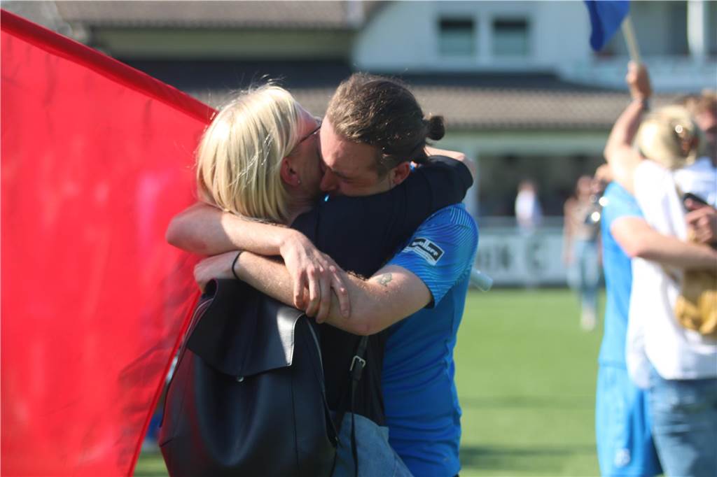 Hombrucher SV kehrt in die Westfalenliga zurück: HSV dreht Rückstand und feiert Bei Domenico Palmiere flossen nach dem Aufstieg des Hombrucher SV die Freudentränen.
